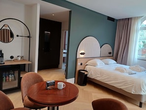 Minibar, escritorio, cortinas blackout y insonorización