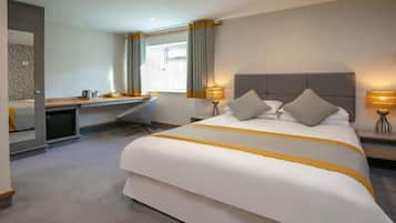 Comfort-huone, 1 parisänky, tupakointi kielletty | Minibaari, tallelokero huoneessa, työpöytä, silitysrauta/-lauta