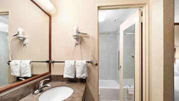 Combined shower/tub, free toiletries, hair dryer, towels