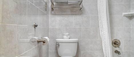 Un baño con inodoro, ducha y bañera.