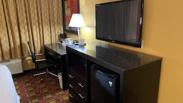 Room, 1 King Bed, Accessible, Non Smoking (Roll-In Shower) | Iron/ironing board, free cribs/infant beds, rollaway beds, free WiFi