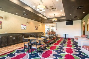 Dining - Clarion Inn Elmhurst - Oak Brook near I-88, I-290, I-294 (Elmhurst)