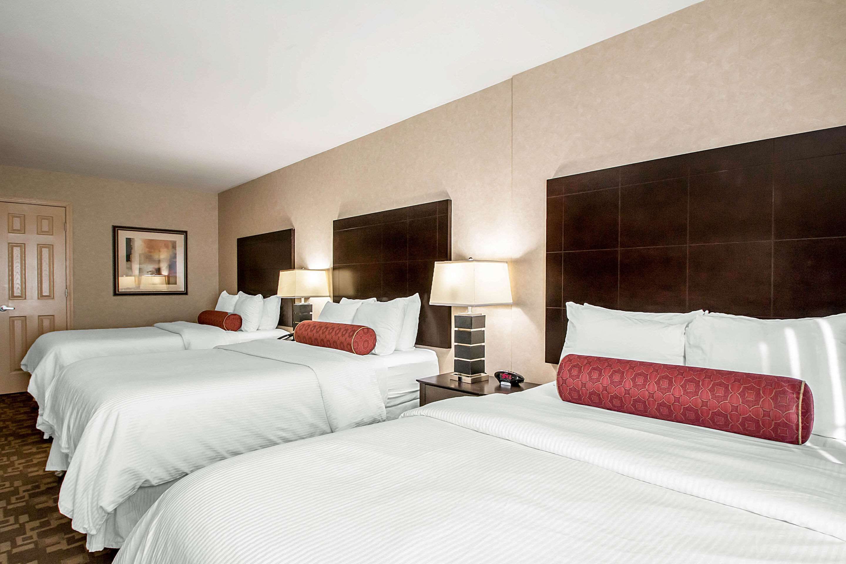 Escritorio, tabla de planchar con plancha, cunas gratuitas