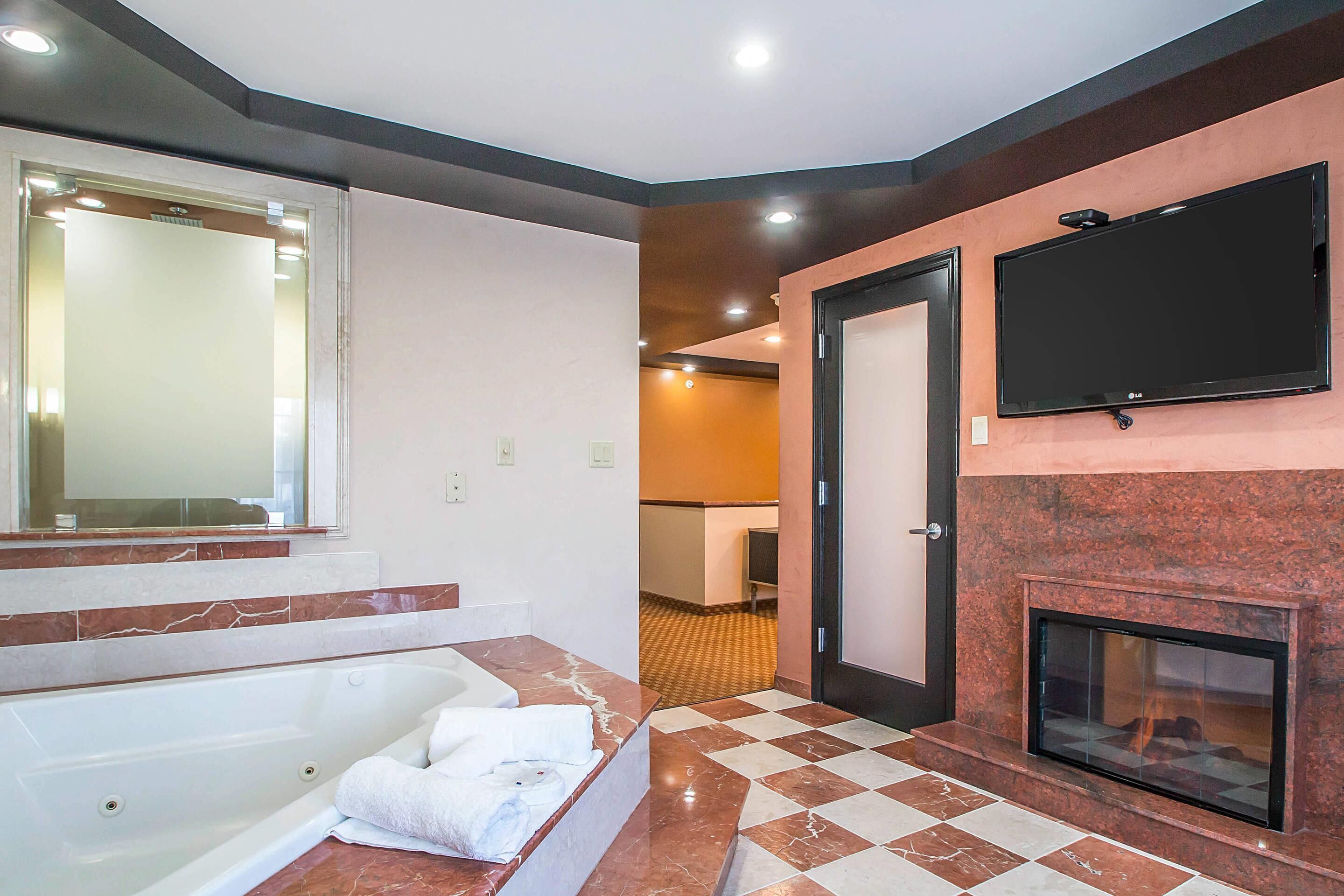 Bureau, fer et planche à repasser, lit de bébé (gratuit)