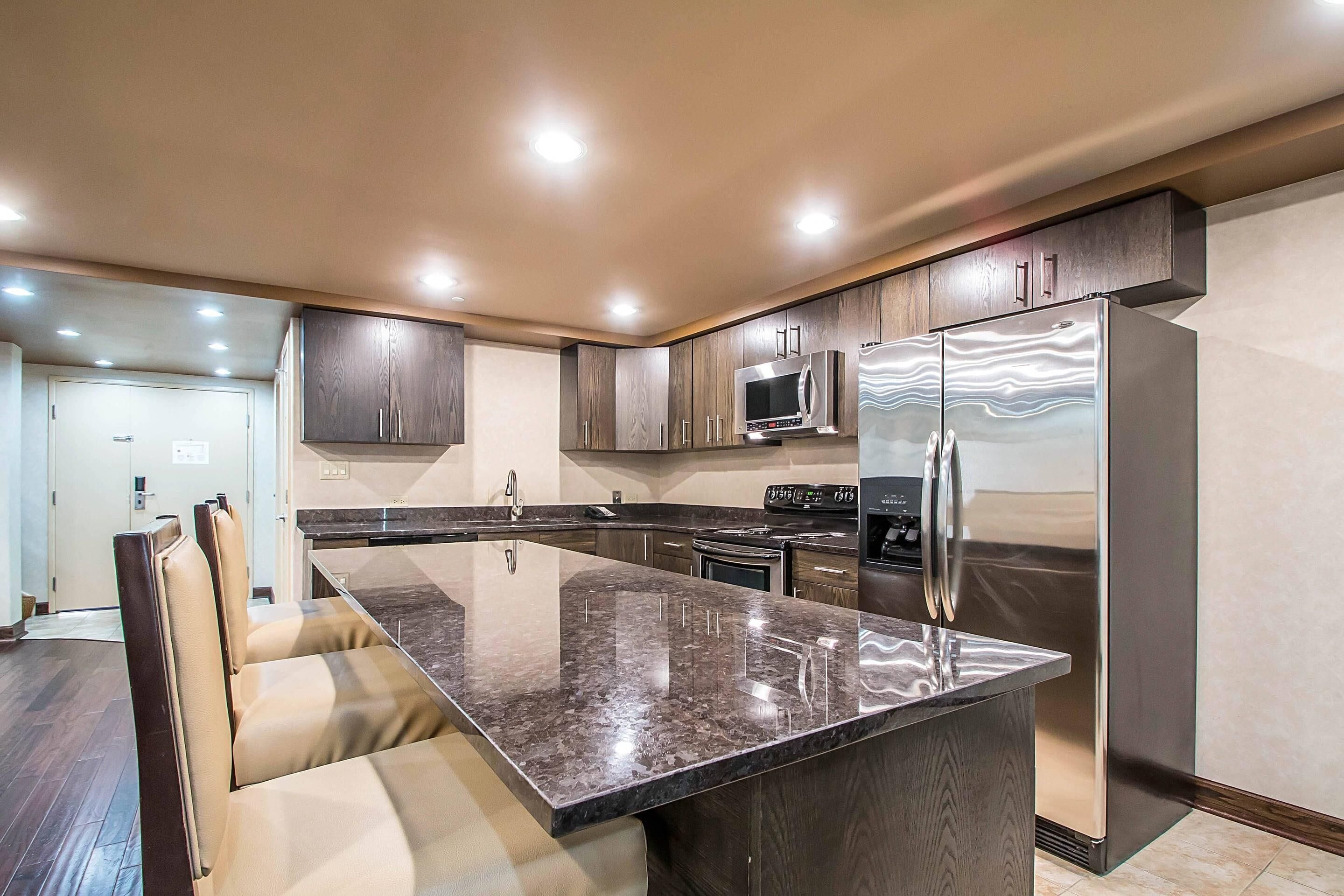 Bureau, fer et planche à repasser, lit de bébé (gratuit)