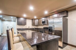 Bureau, fer et planche à repasser, lit de bébé (gratuit)