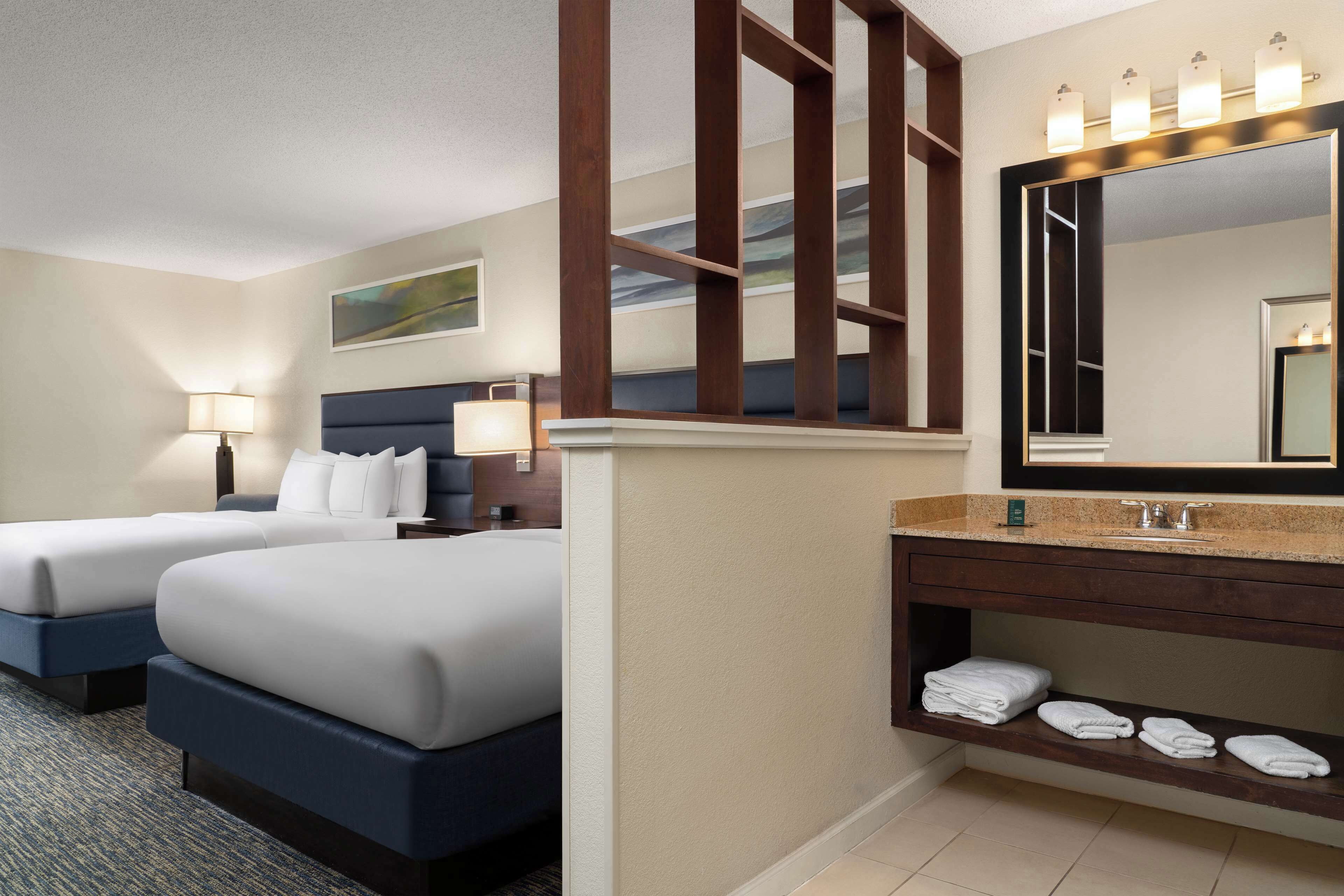 Chambre, 2 grands lits, balcon (Hearing, Top Floor) | Literie de qualité supérieure, couette en duvet d'oie, surmatelas