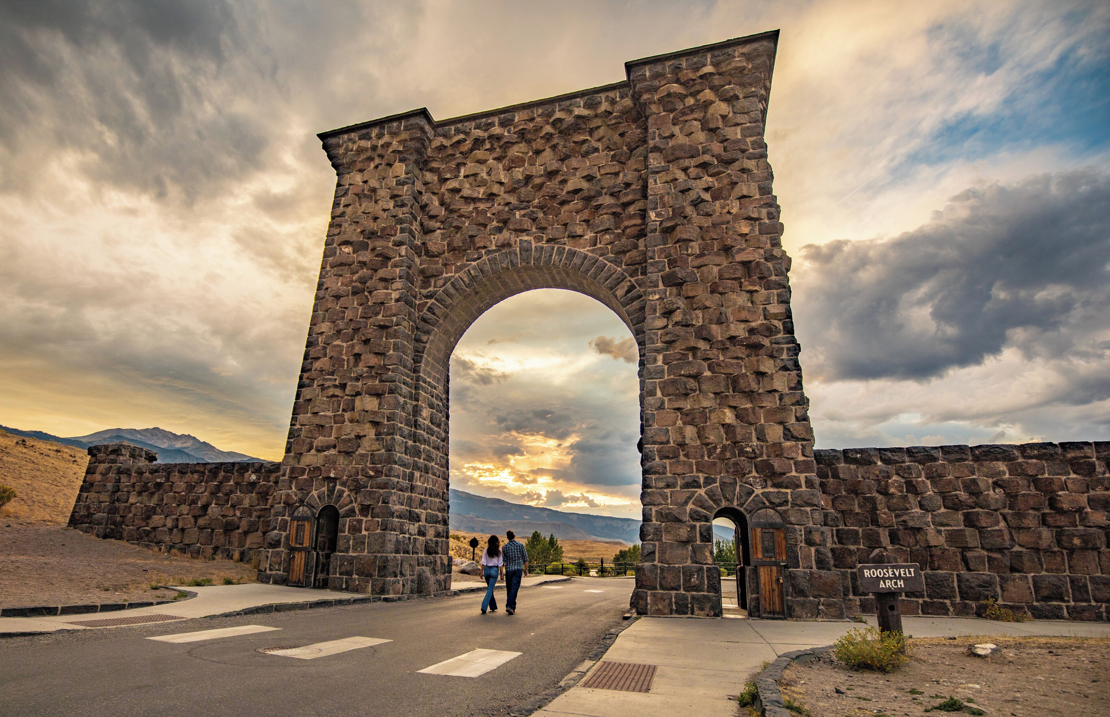 Um arco de pedra com uma placa que diz 'ROOSEVELT ARCH'.