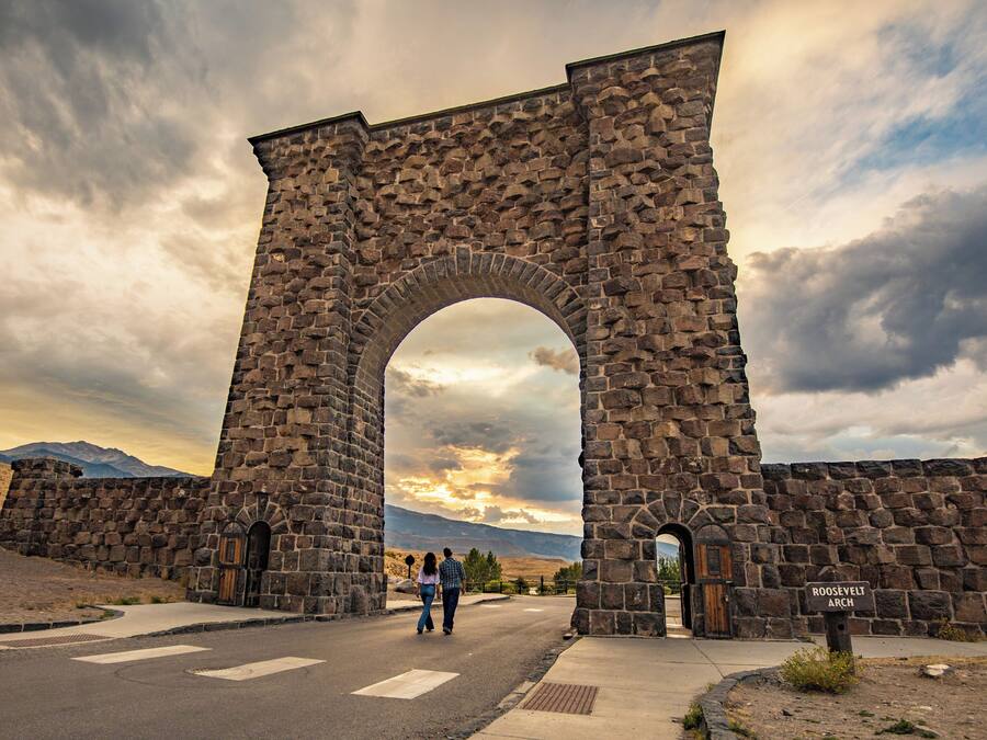 Um arco de pedra com uma placa que diz 'ROOSEVELT ARCH'.