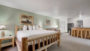 高級寝具、デスク、遮光カーテン、アイロン / アイロン台