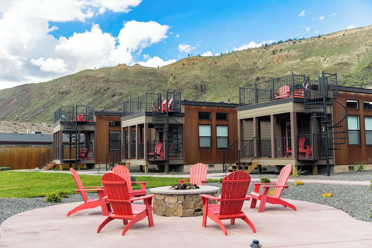 Cabin, 1 King Bed, Mountain View | Premium bedding, desk, blackout drapes, iron/ironing board