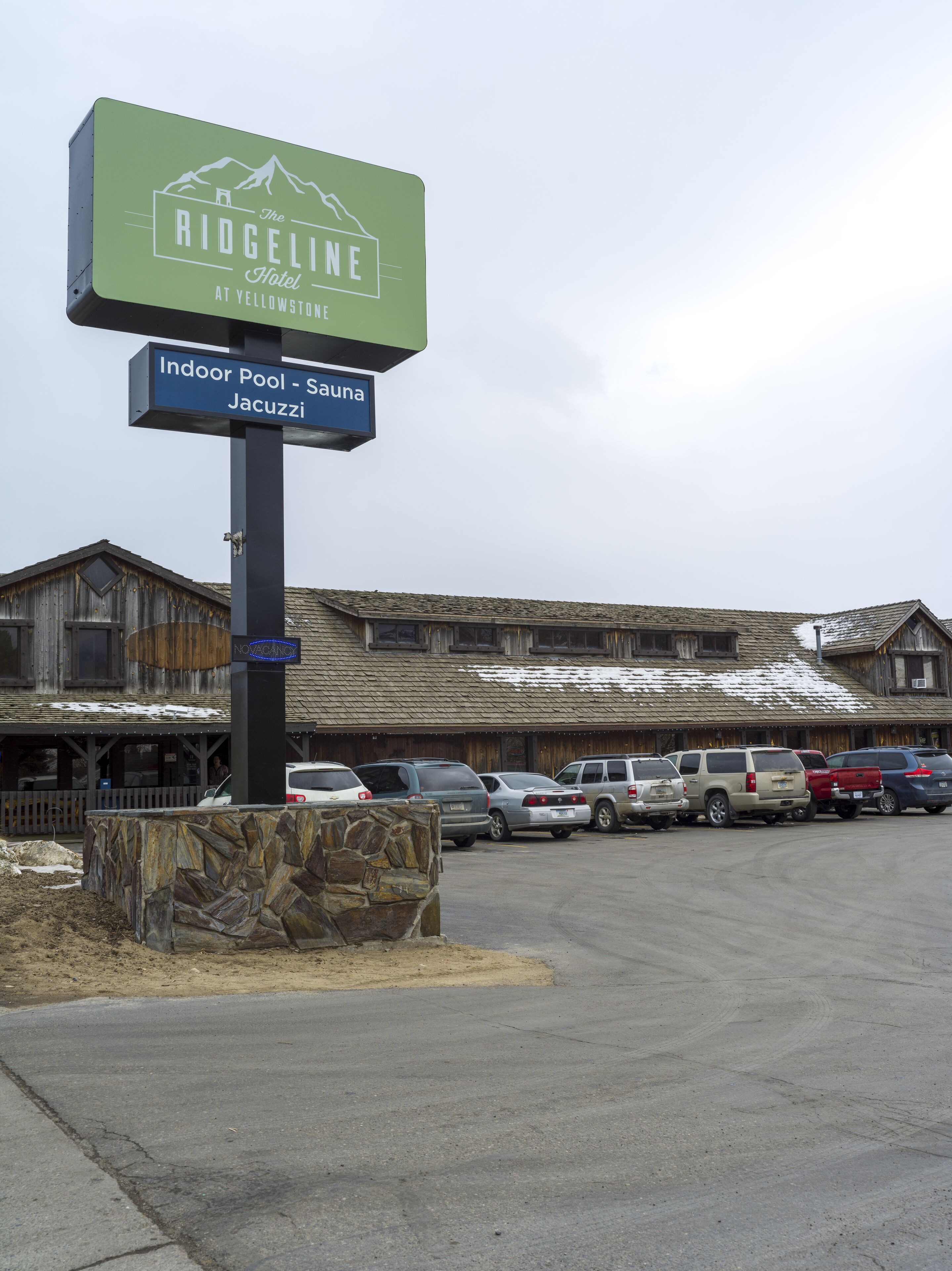 A hotel sign with amenities including an indoor pool and sauna.