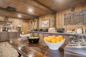 Dinner served - Ridgeline Hotel at Yellowstone, an Ascend Collection Hotel (Gardiner)