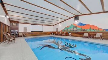 Una piscina cubierta, tumbonas