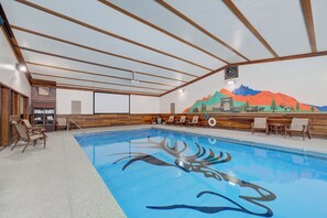 Una piscina cubierta, tumbonas