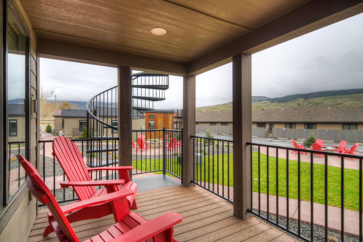 Cabin, 1 King Bed, Mountain View | Premium bedding, desk, blackout drapes, iron/ironing board