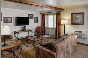 Premium bedding, desk, blackout drapes, iron/ironing board - Ridgeline Hotel at Yellowstone, an Ascend Collection Hotel (Gardiner)