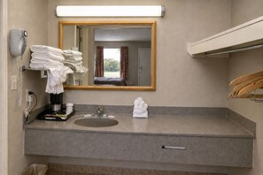 Room, 1 King Bed, Non Smoking | Bathroom | Combined shower/tub, eco-friendly toiletries, hair dryer, towels