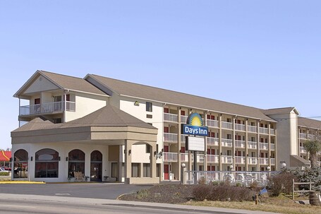 Days Inn by Wyndham Apple Valley Pigeon Forge Sevierville - Image 3