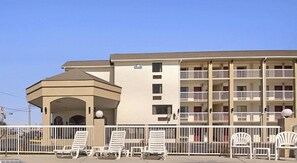 Seasonal outdoor pool - Days Inn by Wyndham Apple Valley Pigeon Forge/Sevierville (Sevierville)