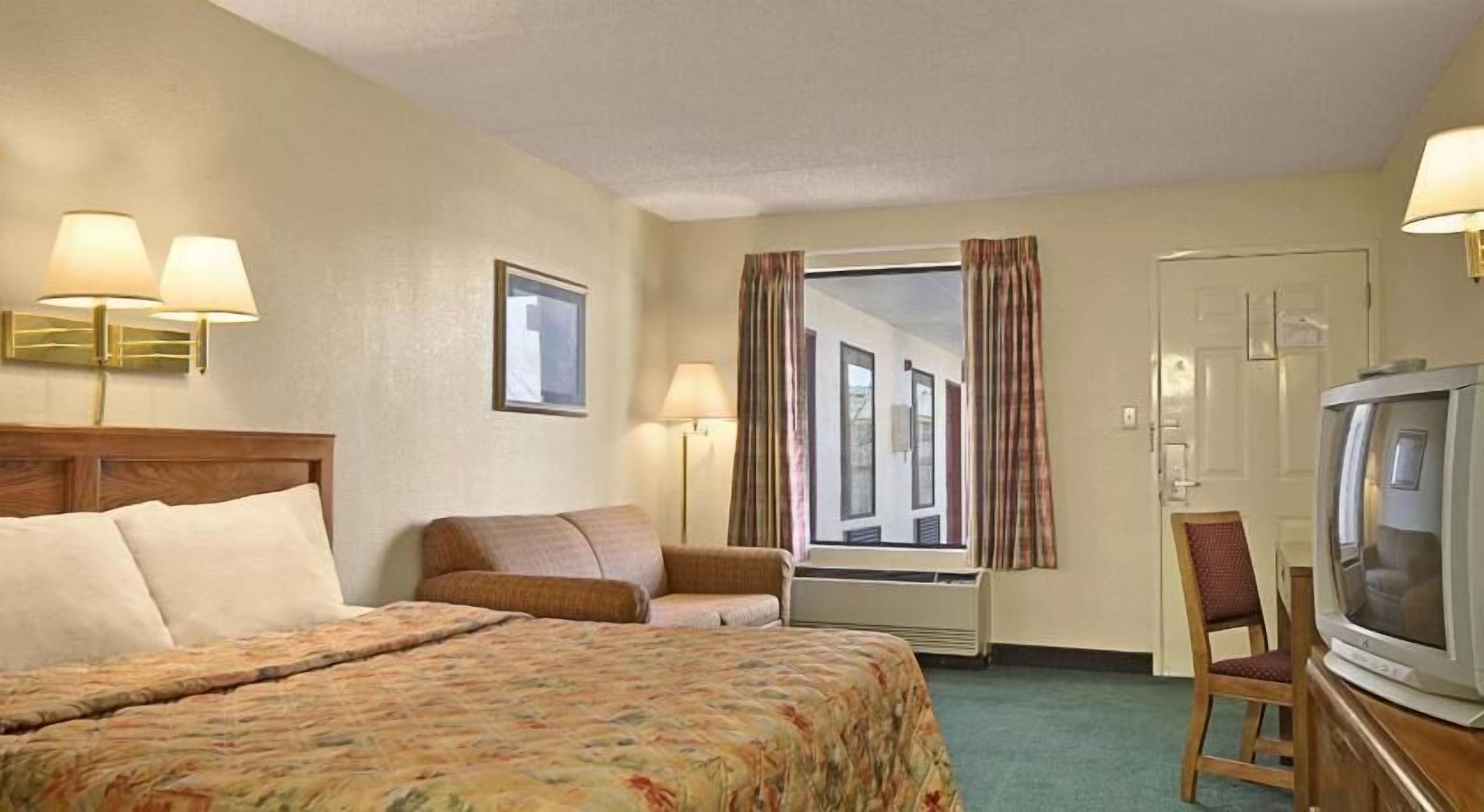 Desk, laptop workspace, iron/ironing board, free WiFi