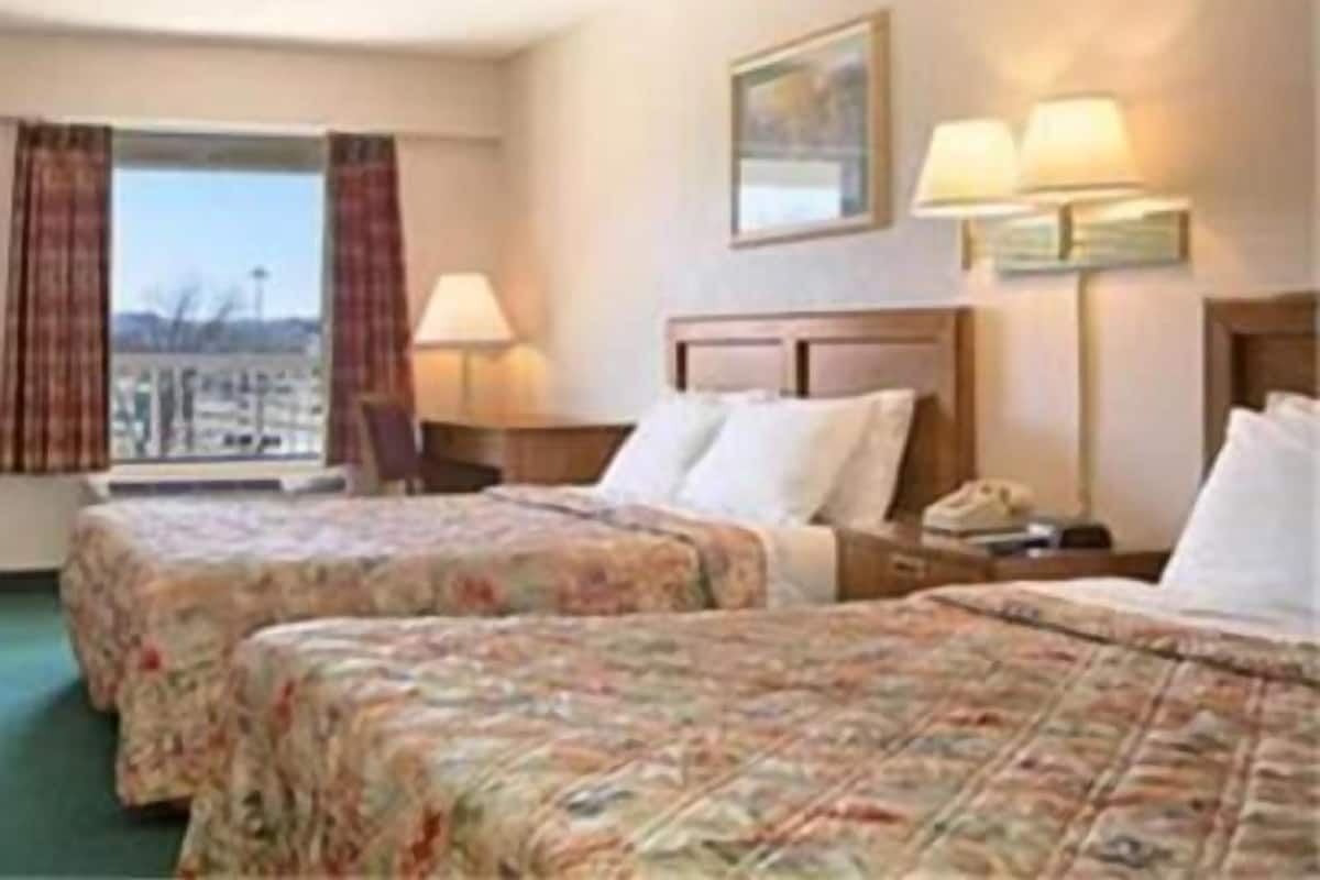 Desk, laptop workspace, iron/ironing board, free WiFi