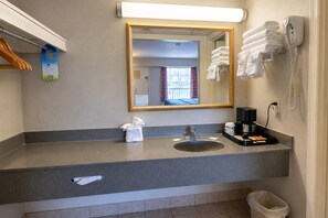 Combined shower/tub, eco-friendly toiletries, hair dryer, towels - Days Inn by Wyndham Apple Valley Pigeon Forge/Sevierville (Sevierville)