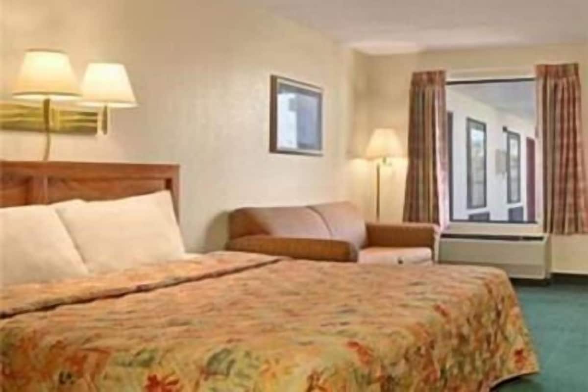 Desk, laptop workspace, iron/ironing board, free WiFi