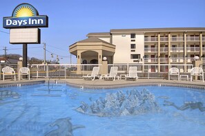 Seasonal outdoor pool - Days Inn by Wyndham Apple Valley Pigeon Forge/Sevierville (Sevierville)