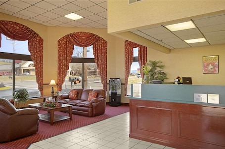 Lobby. Days Inn by Wyndham Apple Valley Pigeon Forge/Sevierville