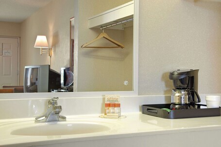 Days Inn by Wyndham Apple Valley Pigeon Forge Sevierville - Image 17