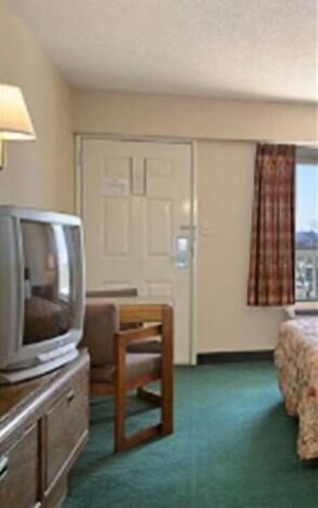 Days Inn by Wyndham Apple Valley Pigeon Forge Sevierville - Image 10