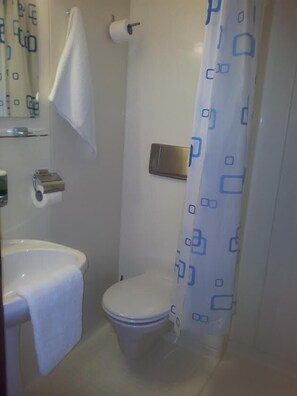 Bathroom - Botel Hotel Lisa (Budapest)