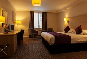 Standard Room (Estuary View) | In-room safe, desk, blackout drapes, iron/ironing board - Park Inn by Radisson Shannon Airport (Shannon)