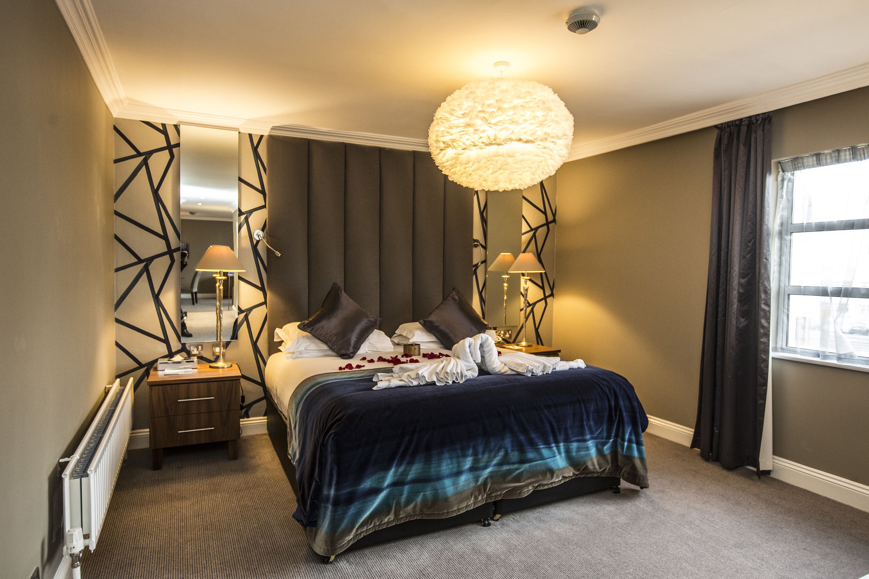 Suite | In-room safe, desk, blackout curtains, iron/ironing board