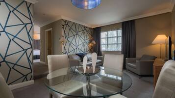 Caja de seguridad en la habitación, escritorio y cortinas blackout