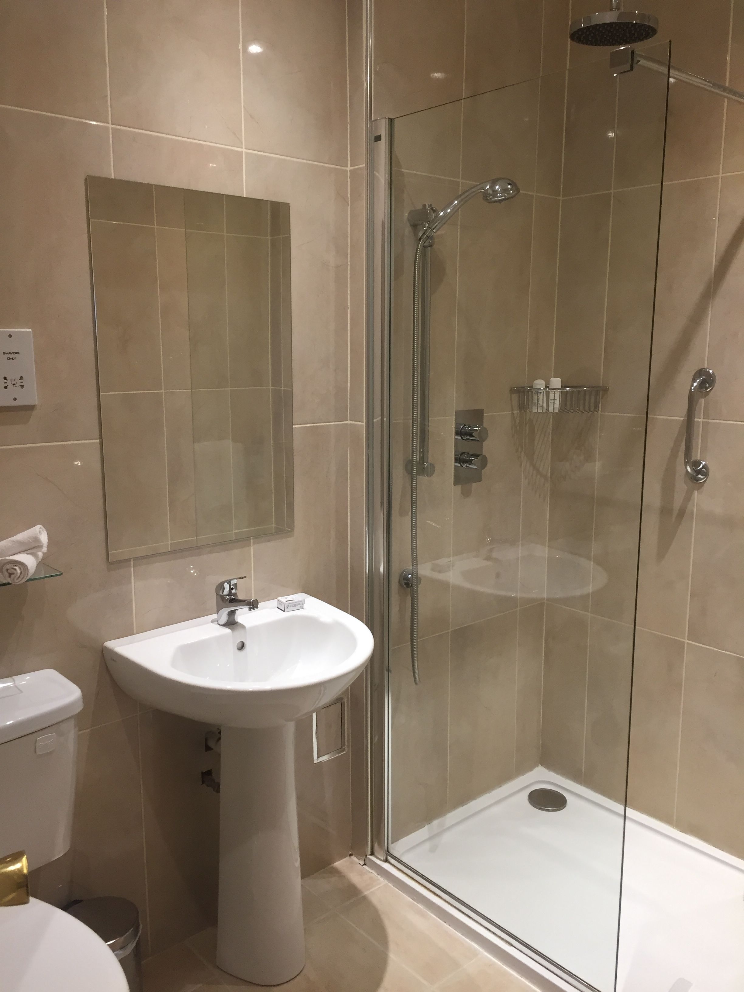 combined shower/bathtub, eco-friendly toiletries, hair dryer, towels