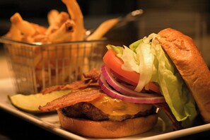 Breakfast, lunch, dinner served; American cuisine