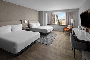 Huone, 2 keskisuurta parisänkyä (Hearing Accessible) | Ylelliset vuodevaatteet, untuvapeitot, tallelokero huoneessa, työpöytä