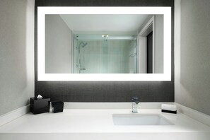 Een bad/douchecombinatie,  milieuvriendelijk toiletgerief