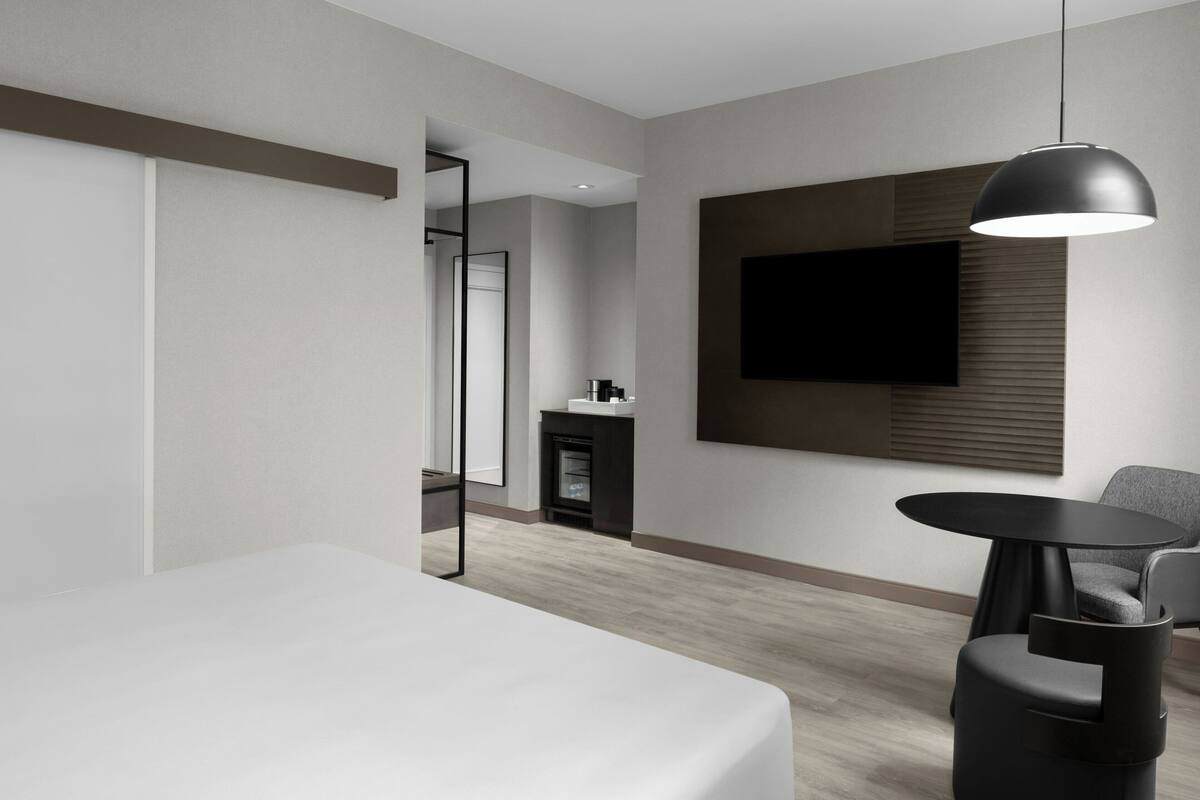 Room, 1 King Bed | Premium bedding, down duvets, in-room safe, desk