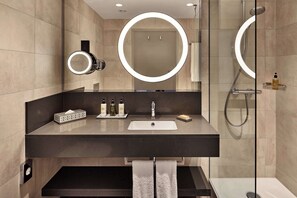 Bathroom shower - Hilton Vienna Park (Vienna)