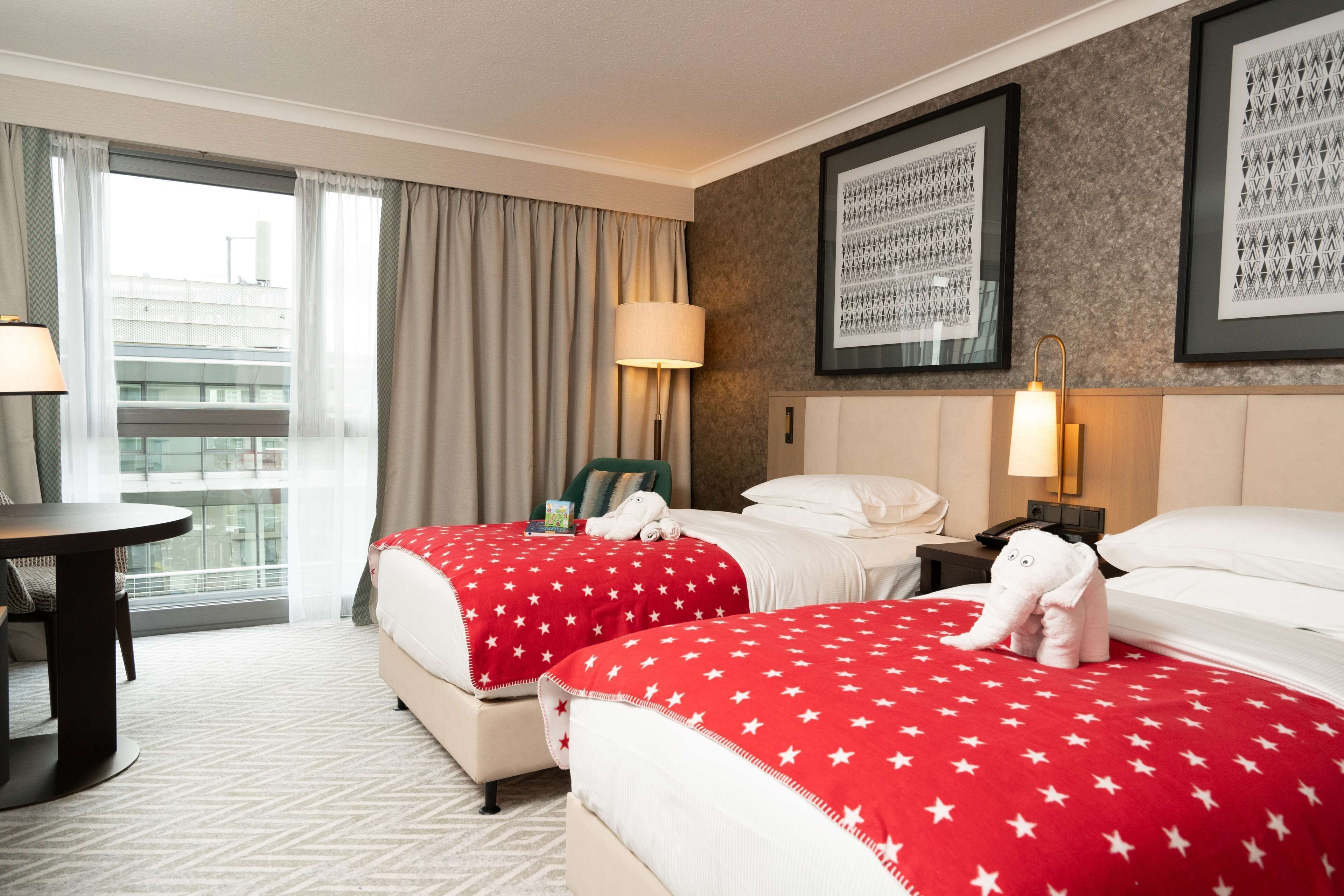 Premium bedding, in-room safe, laptop workspace, blackout drapes