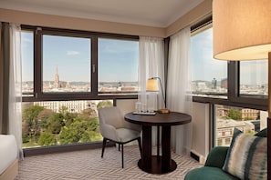Premium bedding, in-room safe, laptop workspace, blackout drapes