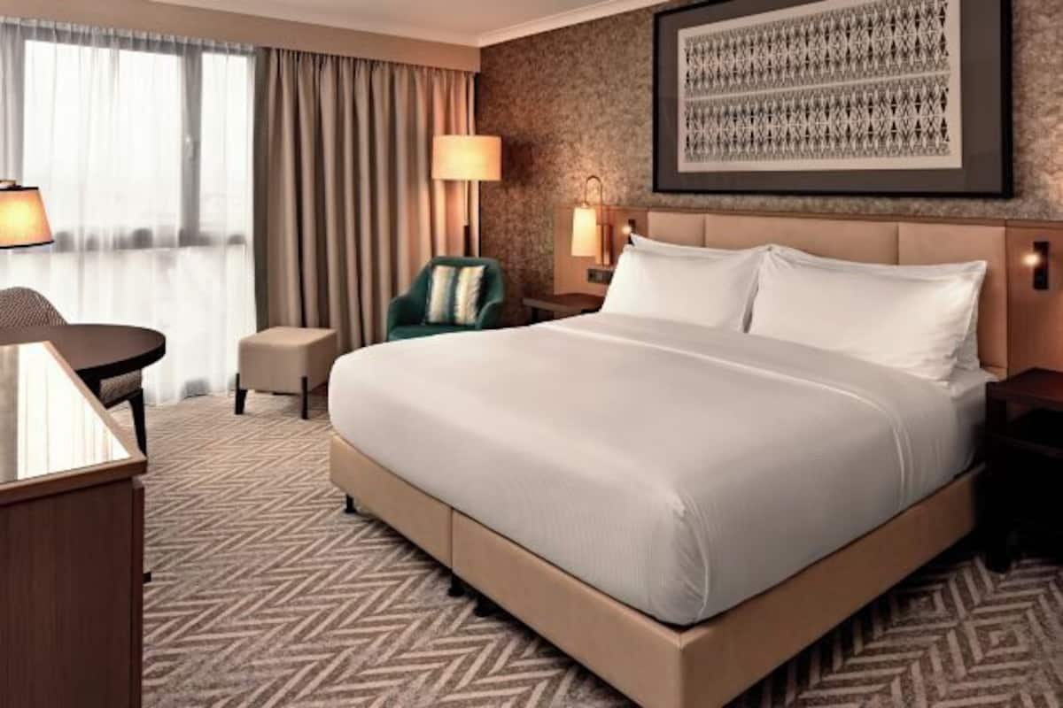 Premium bedding, in-room safe, laptop workspace, blackout drapes