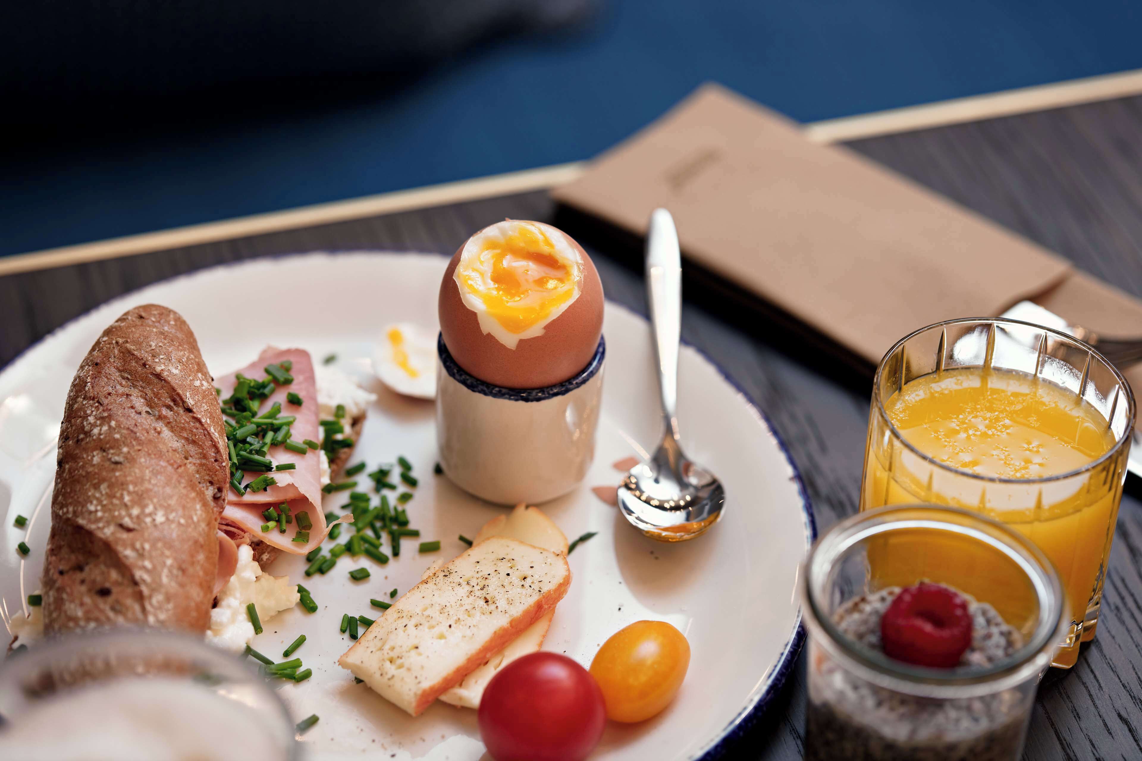 Un plato de desayuno con tostadas, huevos, queso y tomates cherry.