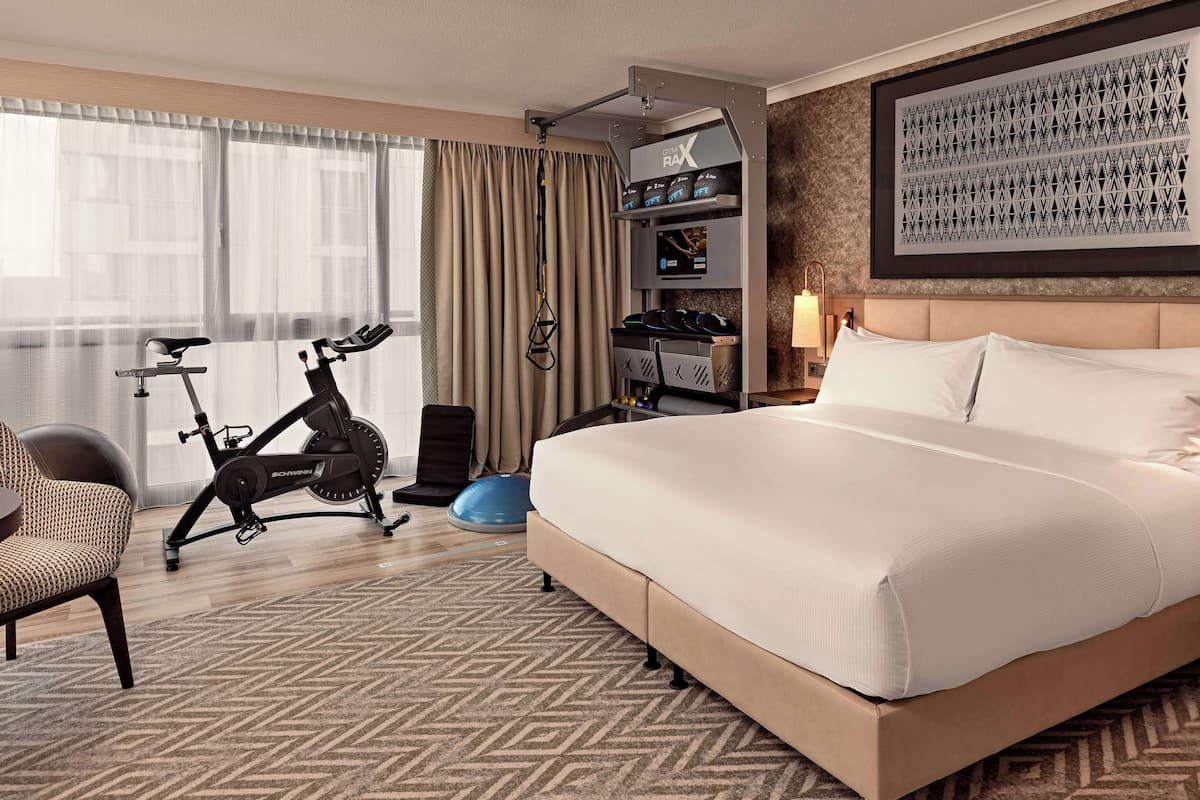 Room, 1 Katil Raja (King) (Fitness) | 1 bilik tidur, peralatan tempat tidur premium, peti besi dalam bilik