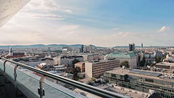 Un paisaje urbano con una variedad de edificios, incluyendo un rascacielos destacado y varias estructuras históricas.