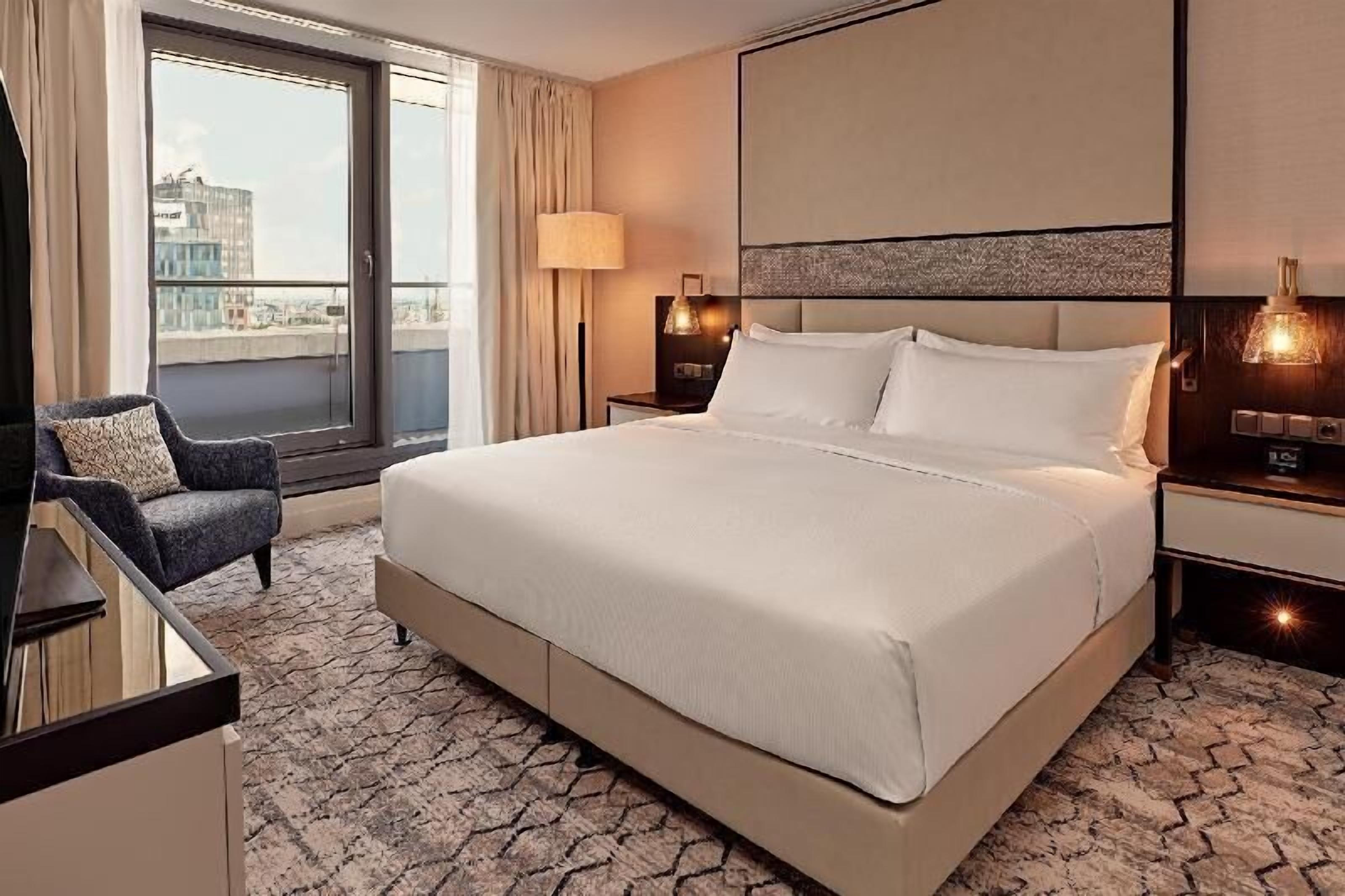 Premium bedding, in-room safe, laptop workspace, blackout drapes