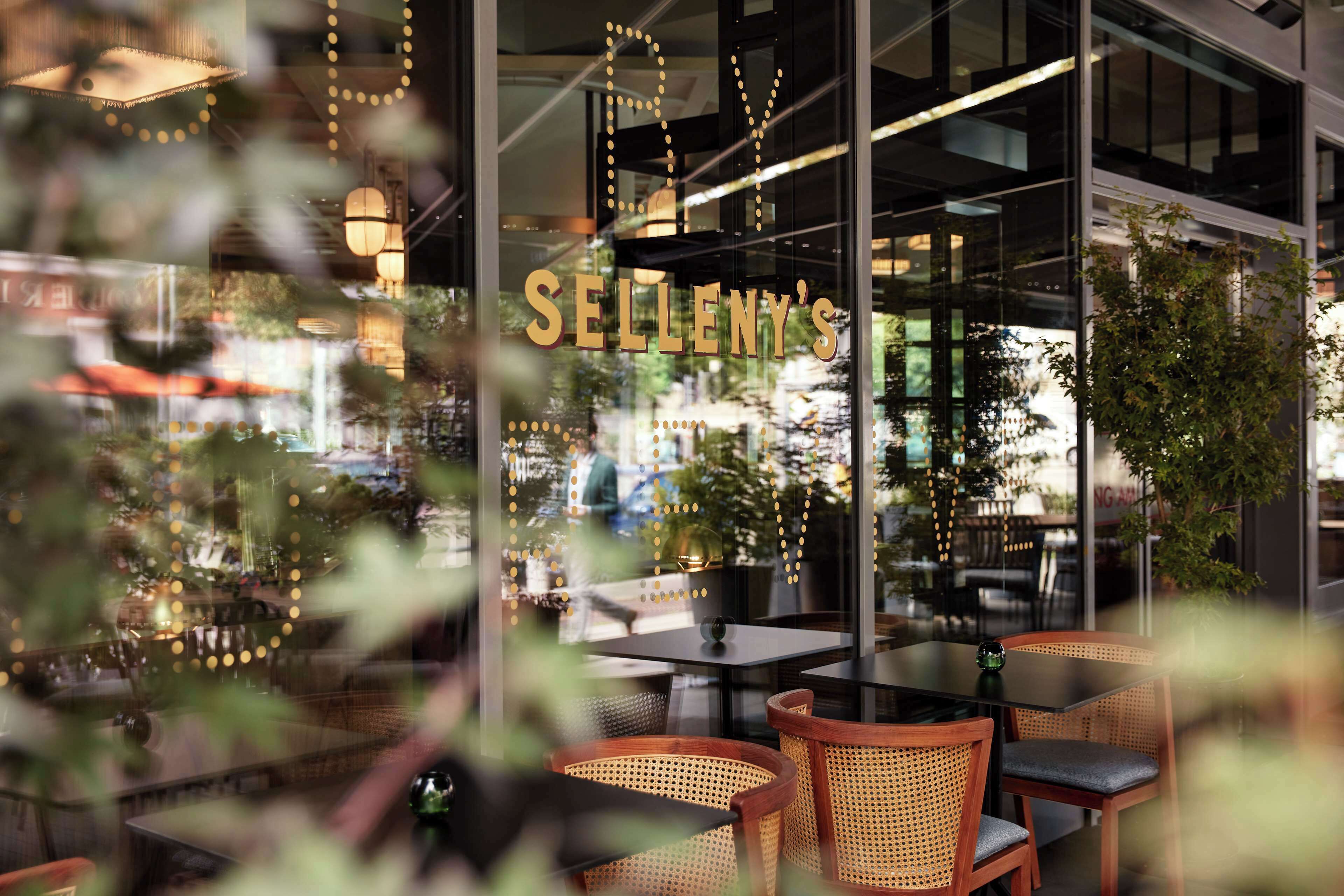 serves lunch and dinner